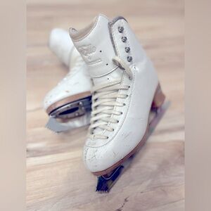 Jackson Elle figure skates size 4 1/2 R